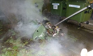 In den Bärenkämpen zerschmolz ein Müllcontainer unter der Hitze zusammen. - Polizei Minden-Lübbecke