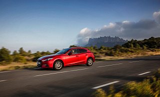 Kunstvoll gezeichneter Kompakter? Das müssen Sie selbst entscheiden - aber aus der Masse der Konkurrenz dürfte der Mazda3 schon herausstechen. - Mazda/dpa-tmn