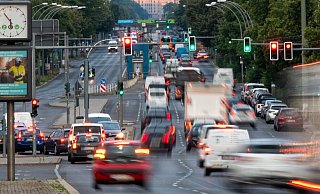 Volle Straßen, Stop-and-Go: Manchmal werden Ampeln auch rot, wenn man bereits die Haltelinie überquert hat. - Christophe Gateau/dpa/dpa-tmn
