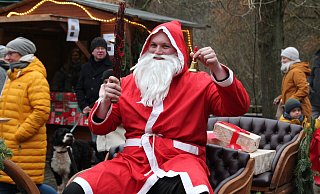 Der Nikolaus darf auf dem Weihnachtsmarkt Gut Bustedt nicht fehlen. - Susanne Barth