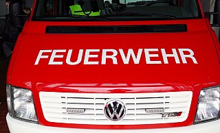 Die Feuerwehr rückt aus, um das ausgetretene Öl abzustreuen. - Pixabay