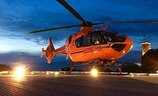 Rettungshubschrauber Christoph 13 ist am Abend auf dem Dach von Gilead I gelandet, hinten die Sparrenburg. - Daniel Marx
