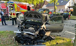 Ein Renault und ein BMW kollidierten frontal auf gerader Strecke. - Ralph Meyer