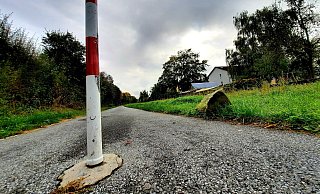 An diesem Poller verletzte sich der Mann aus Steinhagen so schwer, dass er wenige Tage nach seinem Fahrradunfall verstarb. - Melanie Wigger