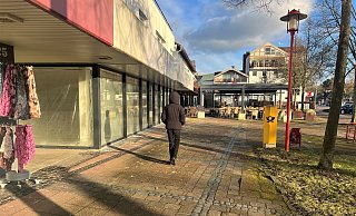 Im Frühjahr will die AOK NordWest ihr neues Domizil an der Breslauer Straße 25 direkt neben dem Geschäft "Blickfänge" beziehen. Noch sind die Schaufenster wegen Renovierungsarbeiten verhangen. - Kirsten Tirre