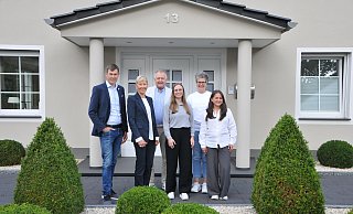 Vor dem Firmensitz in Steinhagen: Alexander Ploch (v. l.), Marion Ploch, Armin Ploch, Nicole Wißbrock, Christine Benke und Victoria Schneider. - Frank Jasper
