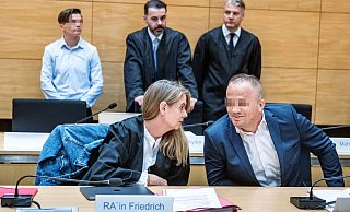 Berat Nimani (r.) verhielt sich auch beim jüngsten Prozesstag entspannt und gelassen. Hier im Gespräch mit Verteidigerin Nicole Friedrich. Seine ebenfalls angeklagte Schwester steht hinten links. - Barbara Franke Berat Nimani (r.) verhielt sich auch beim jüngsten Prozesstag entspannt und gelassen. Hier im Gespräch mit Verteidigerin Nicole Friedrich. Seine ebenfalls angeklagte Schwester steht hinten links. - Barbara Franke