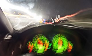 Der Mann rammte ein Haus. Die fünfköpfige Familie musste noch in der Nacht das Haus verlassen. - picture alliance / Klaus Ohlenschläger