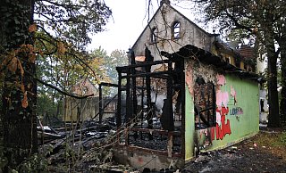 In dem Nebengebäude mit dem Flachdach war das Feuer in der Nacht ausgebrochen. - Frank Jasper