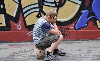 Von Einsamkeit betroffen sind immer häufiger schon Kinder und Jugendliche. Die Pandemie hat dies mit ihren Lockdowns und Isolationen weiter befördert. - Imago/JOKER