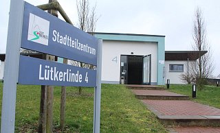 Im Brakeler Stadtteilzentrum werden die im Drive-In gemachten Abstriche gesammelt. Von dort werden sie dann per Kurier in ein Fachlabor gebracht, wo die Proben getestet werden. - Burkhard Battran