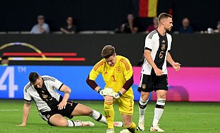 Die deutsche Nationalmannschaft um Niklas Süle, Marc-André ter Stegen und Joshua Kimmich (l-r) verlor deutlich gegen Japan. - Julian Stratenschulte/dpa