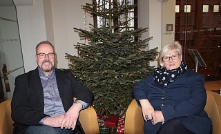 Ab dem Frühjahr will die CDU Borchen alle Ortsteile besuchen und bietet dort auf einem Sofa Kaffee und Gespräche an. Ludger Henneken und Kornelia Wegener vom Vorstand wollen nicht nur im Wahlkampf Präsenz zeigen. - Uwe Müller