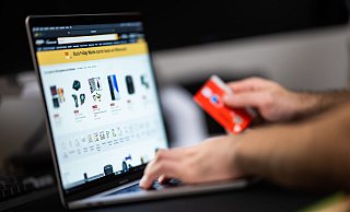 Wer online einkauft, sollte keinesfalls via Vorkasse bezahlen, rät die Verbraucherzentrale. Eine Lesern aus Schloß Holte-Stukenbrock hat schlechte Erfahrungen gemacht. - Mohssen Assanimoghaddam/dpa/dpa-tmn