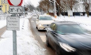 Nur Fahrzeuge, die nicht schwerer als 3,5 Tonnen sind, dürfen die Schützenbrücke befahren. Das hat die Stadt am 21. Dezember angeordnet. Dass die Brücke während der Nacht gesperrt ist, hat nichts mit ihren Zustand zu tun, sondern soll für Lärmschutz im Kurviertel sorgen. - FOTO: PETER STEINERT