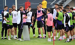 Bundestrainer Julian Nagelsmann nutzt bei einer Besprechung mit den Spielern eine Taktiktafel. - Federico Gambarini/dpa