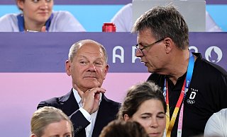 Bundeskanzler Olaf Scholz (l.) wünscht sich Olympische Spiele in Deutschland. - Rolf Vennenbernd/dpa