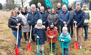 Mit den Kita-Kindern Lynn, Jacob, Leano und Kitaleiterin Janina Collmeier (M. dahinter) freuen sich Susanne Kühn (Architektin des Kirchenkreises, v. l.), Superintendent Olaf Reinmuth, Stefan Bäumker (Architekturbüro Bäunker/Cawalle, v. r) und Pfarrer Kai-Uwe Spanhofer und Vertreter von Gemeinde, Kreis Herford und Anlieger über den Baubeginn der neuen Kita in Sundern. - Ralf Bittner