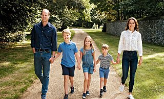 Die diesjährige Weihnachtskarte der Royals zeigt Prinz William und seine Frau Kate mit ihren Kindern. Trotz seiner neuen Rolle als britischer Thronfolger gibt sich William mit seiner Familie betont locker und nahbar. - Matt Porteous/Prince and Princess of Wales/Kengington Palace/AP/dpa