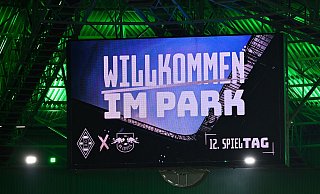 Zwölf Minuten schwiegen die Fans im Borussia-Park. - Ulrich Hufnagel/dpa
