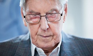 Der Angeklagte Reinhold Hanning im Verhandlungssaal in Detmold. - dpa