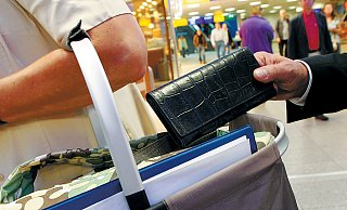 Der Werre-Parkt ist nicht nur überdacht, sondern auch beheizt. Das lockt jeden Tag etwa 14.000 Kunden zum Bummeln an - und sehr wahrscheinlich auch Taschendiebe. - picture alliance / dpa