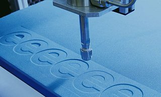 Die Expert Systemtechnik GmbH ist Spezialist für Maschinen mit denen Stoffe, Leder oder andere Materialien präzise zugeschnitten werden können. - Expert Systemtechnik
