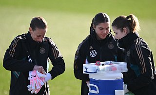 Nummer 1, 2 und 3 - nur in welcher Reihenfolge? Die Torhüterinnen Ann-Katrin Berger (l), Sophia Winkler (M) und Stina Johannes. - Arne Dedert/dpa