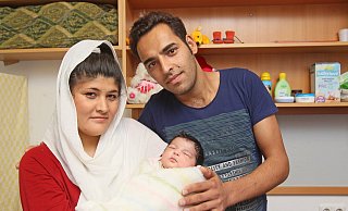 Baby eines Flüchtlingsehepaares Baby: Maria, Vater Siawasch Gholami, Mutter Shugafa Gholami .aus Afghanistan , geboren am 25.10. 2.30 Uhr 3.400 Gramm, 53 Zentimeter - Frank-Michael Kiel-Steinkamp
