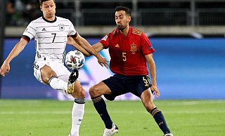 Spaniens Sergio Busquets (r) im Zweikampf mit Deutschlands Julian Draxler. - Foto: Christian Charisius/dpa