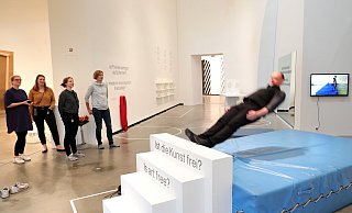 Kontrollverlust: Hendrik Reckmeyer lässt sich vom Treppchen rückwärts auf die dicke Turnmatte fallen. "Das kostet Überwindung", sagt er. - Frank-Michael Kiel-Steinkamp