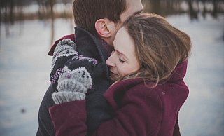 Weihnachten war, ist und bleibt ein Sehnsuchtsort. Im nächsten Jahr könnten auch Umarmungen wieder möglich sein. - Pixabay