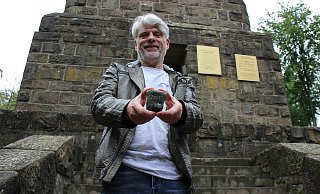 Thorsten Lüer, zweiter Vorsitzder des Freudenskreises Herforder Bismarckturm präsentiert die neuen Passiersteine. Nur mit ihnen darf der Turm betreten werden. - Jan-Henrik Gerdener