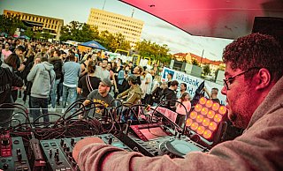 Das Open-Air-Festival lockt mit spektakulärem Sport, grooviger Musik, kühlen Drinks und Fingerfood. - Mike-Dennis Müller