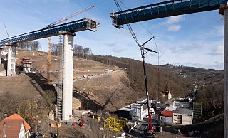 Bei der "Stahlhochzeit" der Rahmede-Talbrücke werden die beiden Brückenhälften zusammengeführt, um verschweißt werden zu können. - Dieter Menne/dpa