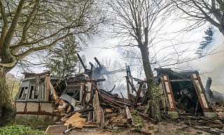 Die noch rauchenden Trümmer des ehemaligen Hofes des «Kannibalen von Rotenburg», Armin M. Das historische Fachwerkhaus war aus bislang ungeklärter Ursache in Brand geraten und wurde komplett zerstört. - Boris Roessler/dpa