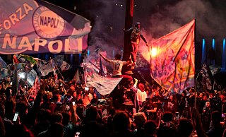 Fans des SSC Neapel jubeln über das 1:1 und den Gewinn des italienischen Meistertitels. - Andrew Medichini/AP