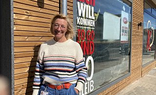 Simone Böhne, Chefin von Karlchens Backstube, vor der neuen Filiale des Unternehmens in Herford. - Matthias Bungeroth