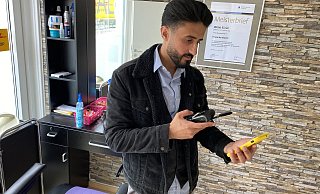 Kadar Sürün betreibt in seinem Salon jetzt auch einen DHL-Paketshop. - Dirk Windmöller