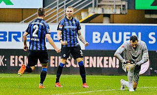 Felix Platte (M.) hat soeben den 3:0-Endstand gegen Rostock erzielt. Mit ihm jubelt Uwe Hünemeier (l.), der den Konter zum Torerfolg eingeleitet hatte. - Besim Mazhiqi