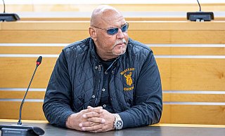 Der angeklagte Ex-Rockerboss Frank Hanebuth sitzt in einem Gerichtssaal vom Landgericht Hannover. - Moritz Frankenberg/dpa