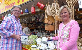 Die letzten ihrer Art: André und Francoise Schönberg vor ihrem Verkaufsstand auf dem Pottmarkt. Sie gehören schon seit 35 Jahren zu den Marktbeschickern in Paderborn. - Hans-Hermann Igges