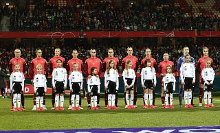 Die deutschen Kickerinnen wollen ihre jungen Fans noch mehr für Frauen-Fußball begeistern. - Daniel Löb/dpa