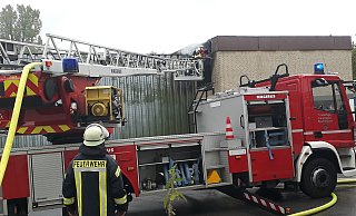 66 Einsatzkräfte sind im Höxteraner Industriegebiet im Einsatz. - Simone Flörke