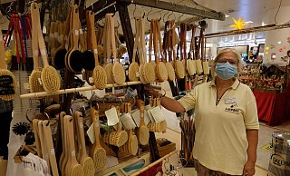 Lieselotte Liepert präsentiert ihre Bürsten diesmal nicht im Holzhaus aus dem Kleinen Domplatz, sondern in einem 65 Jahre alten historischen Marktstand im Erdgeschoss der Galeria Kaufhof. - Hans-Hermann Igges