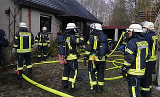 Rund 45 Feuerwehrkräfte sind bei dem Brand im Einsatz. - Burkhard Battran