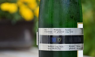 Die Thermometer-Manschette kommt um den Bauch der Weinflasche und misst die Temperatur. Eine Skala zeigt zusätzlich an, in welchem Bereich welcher Wein wie kühl sein sollte. - DWI/deutscheweine.de/dpa-tmn