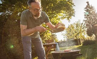 Grillkohle aus Tropenholz sollte nicht gekauft werden. - Christin Klose/dpa-tmn