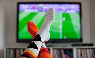 Zur Fußball-EM zog beim Händler Expert die Nachfrage nach Fernsehgeräten an. (Symbolbild) - Rolf Vennenbernd/dpa