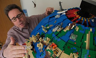Der Globus ist fast fertig, die Arktis fehlt noch. Holst ist optimistisch, noch vor dem Schmelzen der echten Polarkappen fertig zu werden. - Ulf Hanke